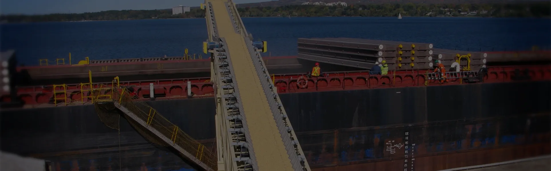 mobile ship loader and ship loading