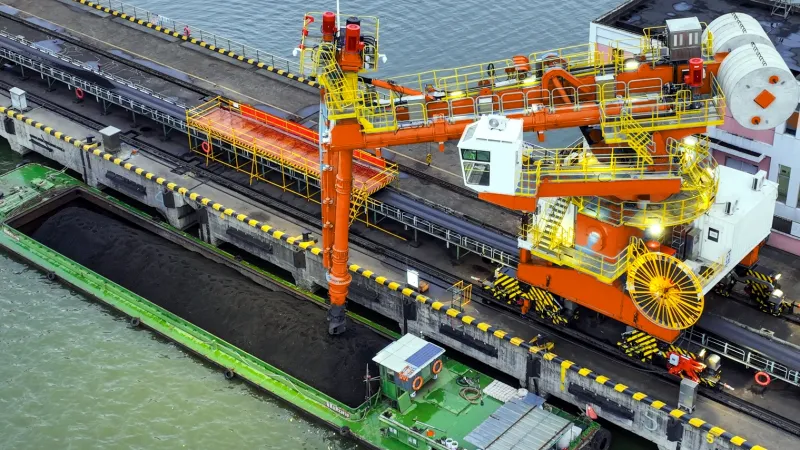 mobile ship unloader for bulk materials