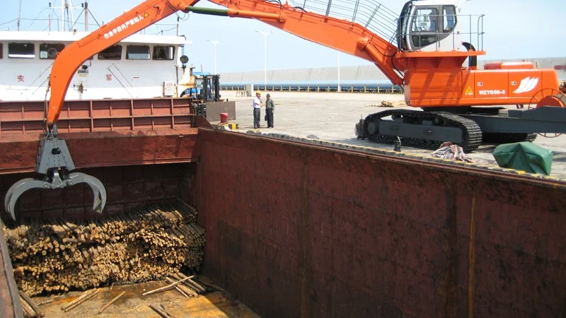 mobile material handling machine for wood handling