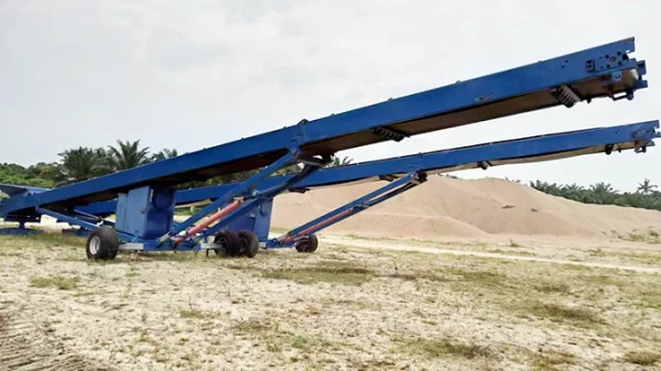 foldable radial stacker for crushing plant and stockpiling yard