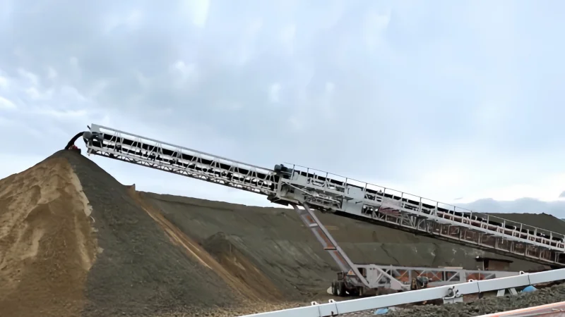 radial stacking conveyor for radial stockpiling